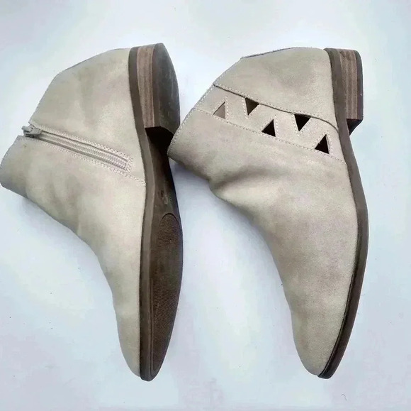 Lucky Brand Womens Jakeela Ankle Boots Beige Leather Pointed Toe Zip Cutout 8 M - Picture 8 of 9